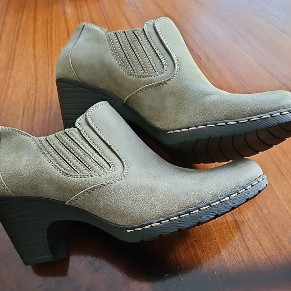Tan Suede Mules with Minimal Stitching - Picture 3 of 9